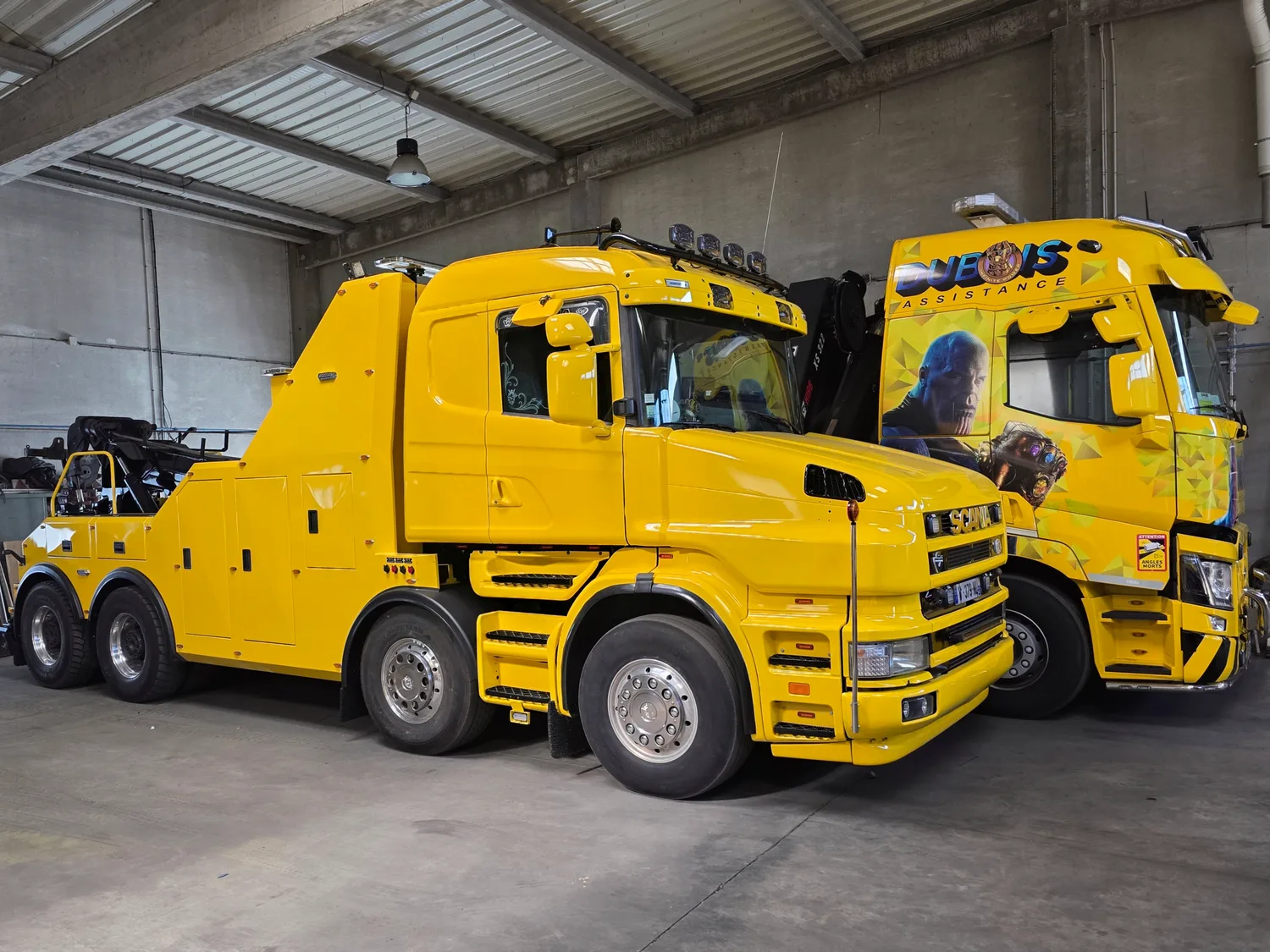 Entrepôt professionnel de Dubois Assistance à Sallaumines, avec deux dépanneuses poids lourds jaunes.