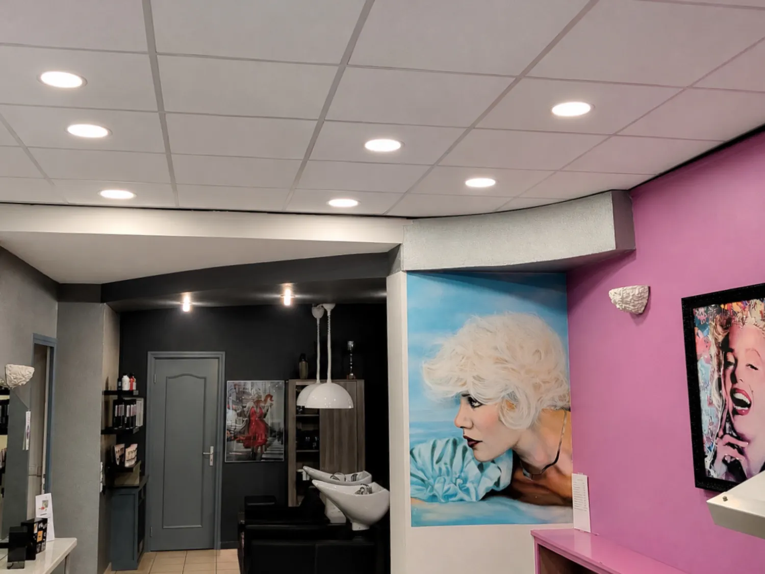 Éclairage encastré au plafond du salon Elle et Lui à Liévin.